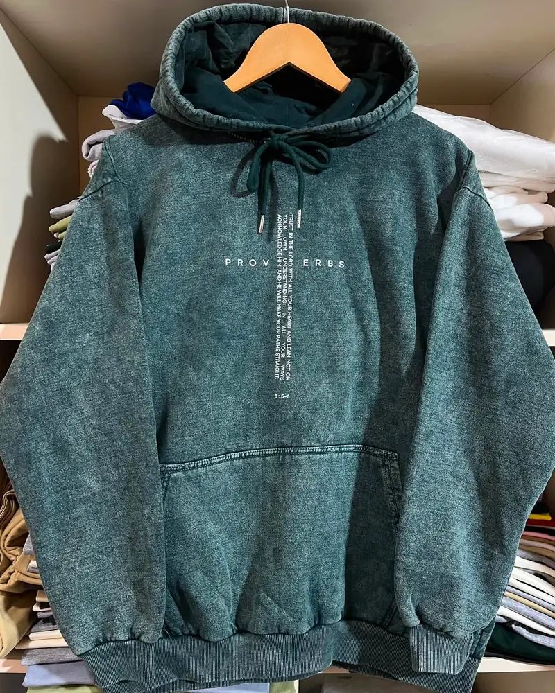 Hoodie verde con capucha y bolsillo delantero